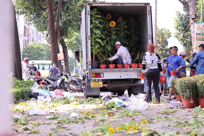 Hoa Tết ở TP HCM ế ẩm, đồng loạt giảm giá vẫn vắng người mua- Ảnh 23.