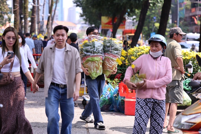 Hoa Tết ở TP HCM ế ẩm, đồng loạt giảm giá vẫn vắng người mua- Ảnh 22.