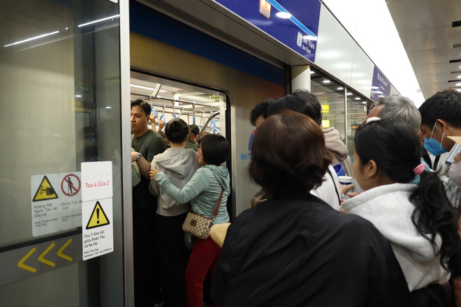 Ngày Mùng 2 Tết, metro số 1 đông nghẹt người - Ảnh 4.