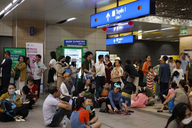 Ngày Mùng 2 Tết, metro số 1 đông nghẹt người - Ảnh 13.