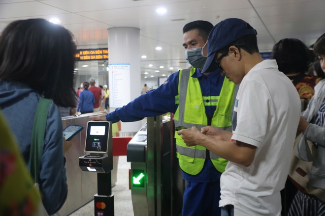 Ngày Mùng 2 Tết, metro số 1 đông nghẹt người - Ảnh 6.