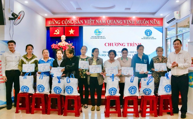 TP HCM: Trao 443 thẻ BHYT cho phụ nữ khó khăn, lan tỏa chính sách an sinh nhân văn - Ảnh 2.