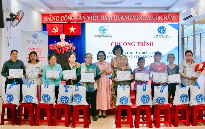 TP HCM: Trao 443 thẻ BHYT cho phụ nữ khó khăn, lan tỏa chính sách an sinh nhân văn - Ảnh 3.