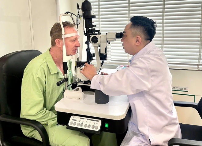 Bác sĩ Việt Nam đầu tiên nhận giải thưởng quốc tế danh giá về phẫu thuật đục thủy tinh thể - Ảnh 1.