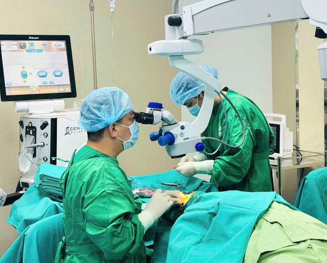 Bác sĩ Việt Nam đầu tiên nhận giải thưởng quốc tế danh giá về phẫu thuật đục thủy tinh thể - Ảnh 2.