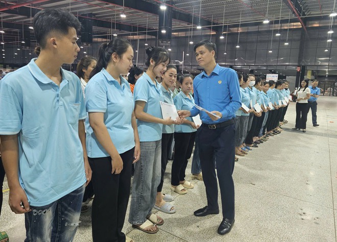 Tổng LĐLĐ Việt Nam trao hỗ trợ 1 tỉ đồng cho đoàn viên công đoàn tại Lào Cai bị thiệt hại do bão lũ - Ảnh 4.