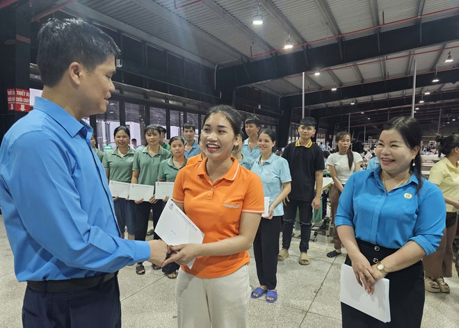 Tổng LĐLĐ Việt Nam trao hỗ trợ 1 tỉ đồng cho đoàn viên công đoàn tại Lào Cai bị thiệt hại do bão lũ - Ảnh 3.