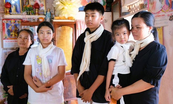 Báo Người Lao Động trao 70 triệu đồng tới gia đình các nạn nhân trận lốc xoáy ở Ninh Bình- Ảnh 12.
