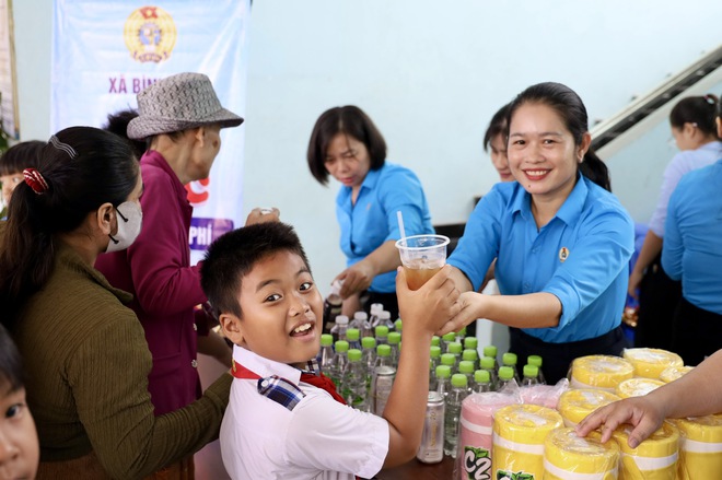 Không khí ấm áp, nghĩa tình tại “Ngày hội Non sông - Dân tộc kết đoàn” xã Bình Lợi - Ảnh 7.