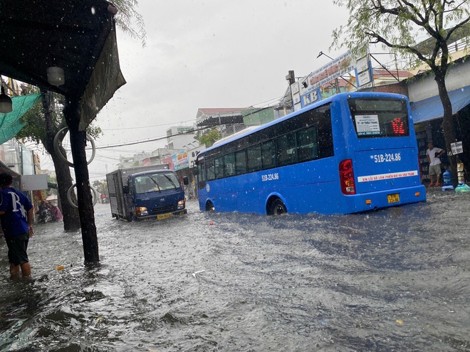 Cận cảnh ngập, người dân đi lại chật vật trong trận mưa ngày 3-10- Ảnh 8.