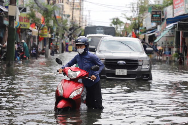 Cận cảnh ngập, người dân đi lại chật vật trong trận mưa ngày 3-10- Ảnh 5.