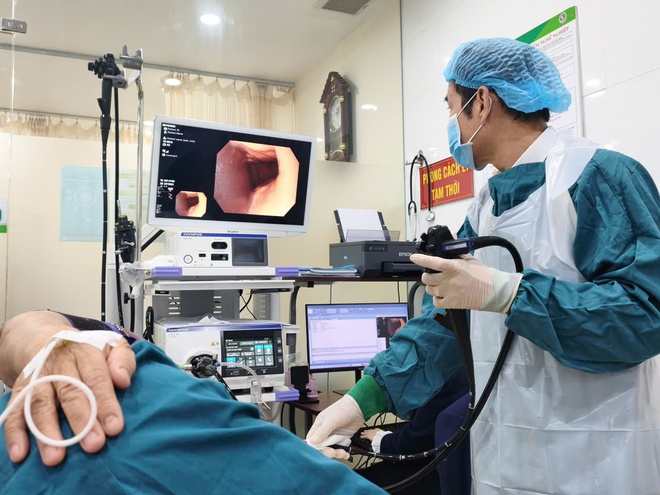 Người bệnh không còn sợ nội soi dạ dày nhờ hệ thống nội soi qua mũi có ứng dụng AI - Ảnh 1.