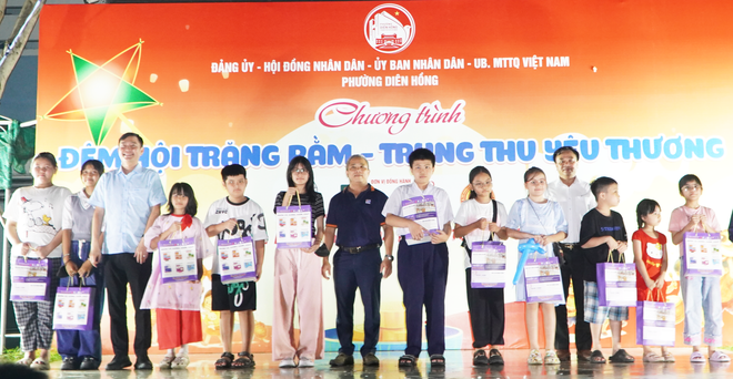 Hình ảnh hàng trăm em nhỏ vui rước đèn, đón trung thu giữa lòng TP HCM - Ảnh 2.