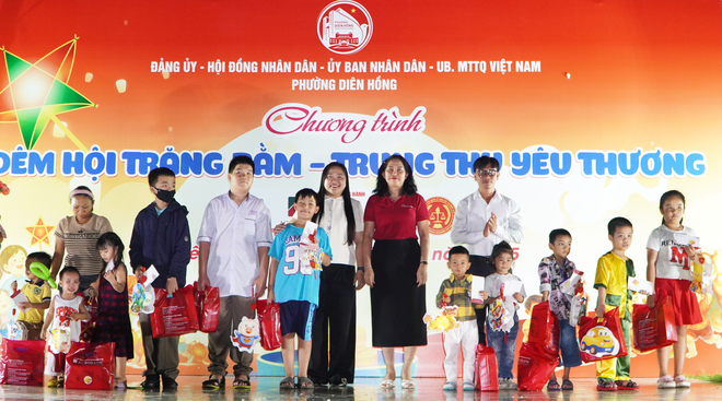 Hình ảnh hàng trăm em nhỏ vui rước đèn, đón trung thu giữa lòng TP HCM - Ảnh 3.