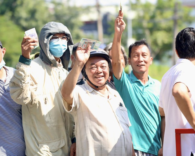 Người hâm mộ xếp hàng dài, chờ hơn 3 giờ mua vé xem tuyển Việt Nam - Ảnh 1.