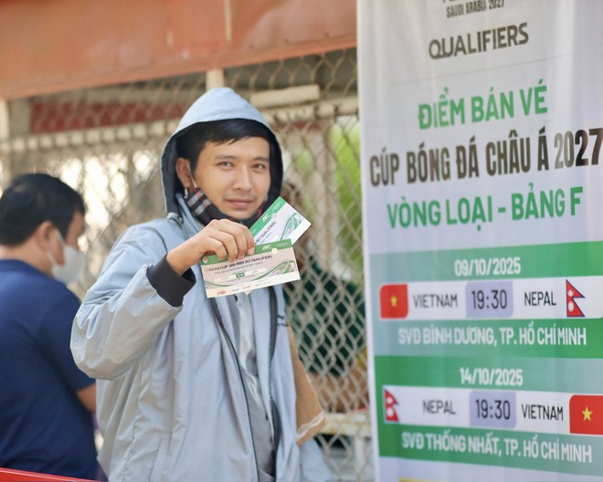 Người hâm mộ xếp hàng dài, chờ hơn 3 giờ mua vé xem tuyển Việt Nam - Ảnh 2.