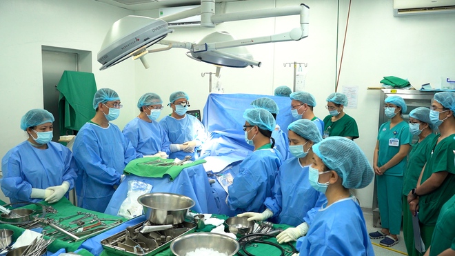 Bác sĩ Chợ Rẫy "trắng đêm" liên tiếp, hoàn thành 7 ca ghép tạng trong 3 ngày - Ảnh 1.