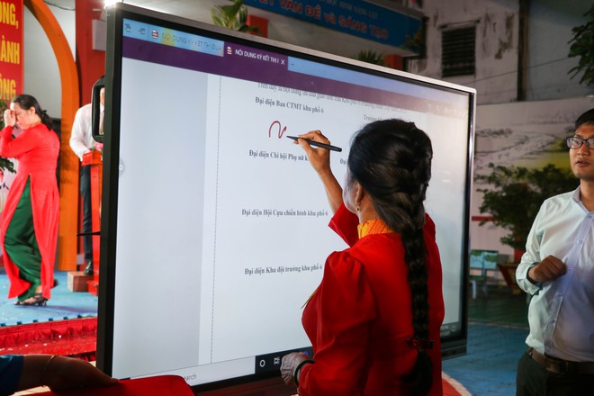 Phó Chủ tịch UBND TP HCM dự Ngày hội Đại đoàn kết phường Bình Tây - Ảnh 6.