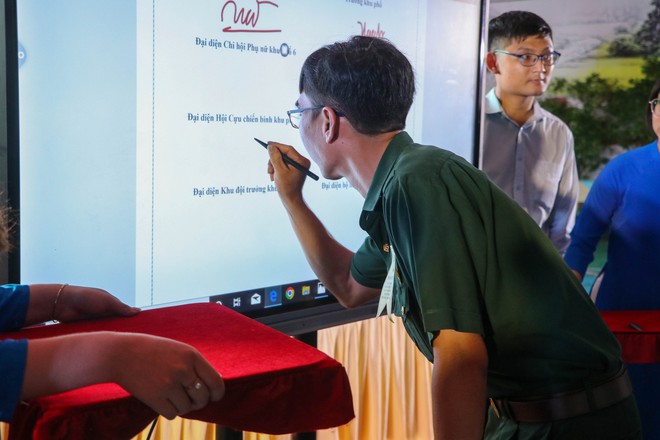 Phó Chủ tịch UBND TP HCM dự Ngày hội Đại đoàn kết phường Bình Tây - Ảnh 7.