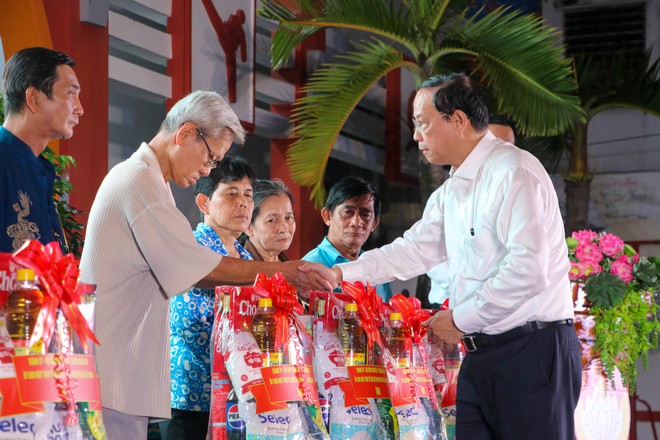 Phó Chủ tịch UBND TP HCM dự Ngày hội Đại đoàn kết phường Bình Tây - Ảnh 12.