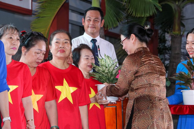 Phó Chủ tịch UBND TP HCM dự Ngày hội Đại đoàn kết phường Bình Tây - Ảnh 17.