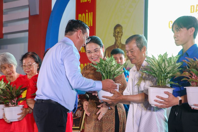 Phó Chủ tịch UBND TP HCM dự Ngày hội Đại đoàn kết phường Bình Tây - Ảnh 18.