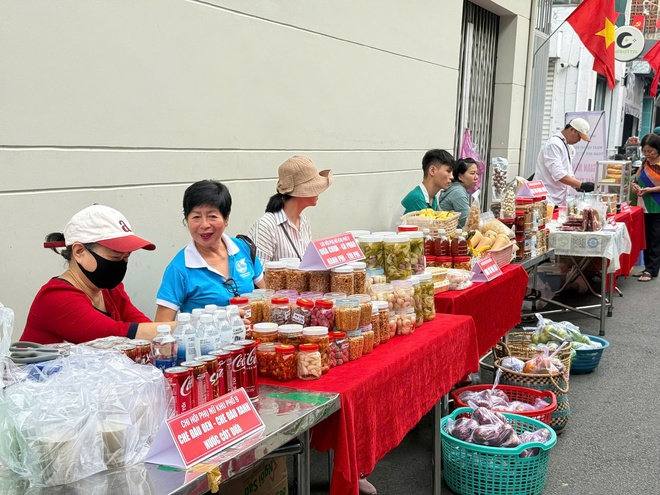 200 lá cờ Tổ quốc được trao trong Ngày hội Đại đoàn kết toàn dân tộc tại phường Tân Sơn Hòa - Ảnh 13.