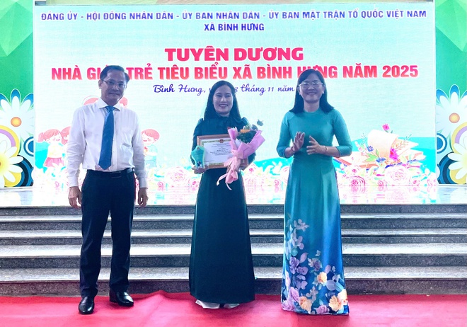 Nhiều địa phương tri ân đội ngũ nhà giáo nhân kỉ niệm 43 năm Ngày Nhà giáo Việt Nam - Ảnh 2.