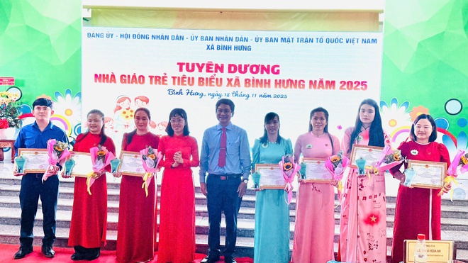 Nhiều địa phương tri ân đội ngũ nhà giáo nhân kỉ niệm 43 năm Ngày Nhà giáo Việt Nam - Ảnh 3.