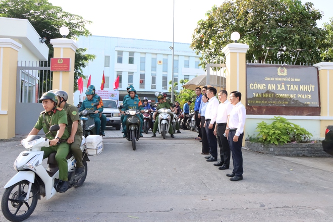 Xã Tân Nhựt, TP HCM: Ra quân lập lại trật tự lòng, lề đường dịp cuối năm 2025 - Ảnh 3.