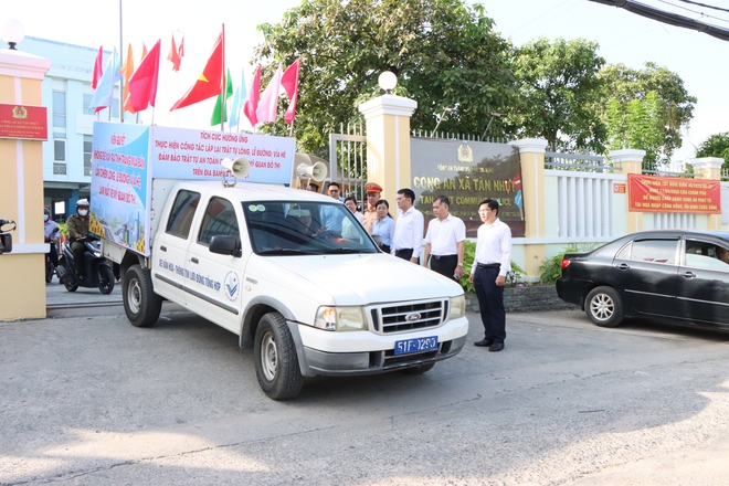 Xã Tân Nhựt, TP HCM: Ra quân lập lại trật tự lòng, lề đường dịp cuối năm 2025 - Ảnh 4.