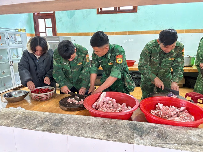 Bếp ăn 0 đồng hỗ trợ người dân vùng sạt lở Hùng Sơn trong mùa mưa lũ - Ảnh 2. Bếp ăn 0 đồng hỗ trợ người dân vùng sạt lở Hùng Sơn trong mùa mưa lũ - Ảnh 2.