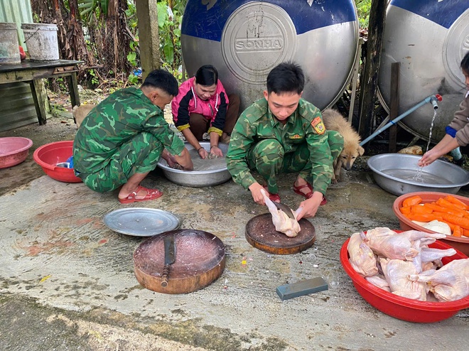 Bếp ăn 0 đồng hỗ trợ người dân vùng sạt lở Hùng Sơn trong mùa mưa lũ - Ảnh 1. Bếp ăn 0 đồng hỗ trợ người dân vùng sạt lở Hùng Sơn trong mùa mưa lũ - Ảnh 1.