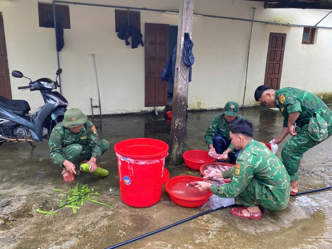 Bếp ăn 0 đồng hỗ trợ người dân vùng sạt lở Hùng Sơn trong mùa mưa lũ - Ảnh 3. Bếp ăn 0 đồng hỗ trợ người dân vùng sạt lở Hùng Sơn trong mùa mưa lũ - Ảnh 3.