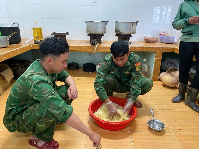 Bếp ăn 0 đồng hỗ trợ người dân vùng sạt lở Hùng Sơn trong mùa mưa lũ - Ảnh 4. Bếp ăn 0 đồng hỗ trợ người dân vùng sạt lở Hùng Sơn trong mùa mưa lũ - Ảnh 4.