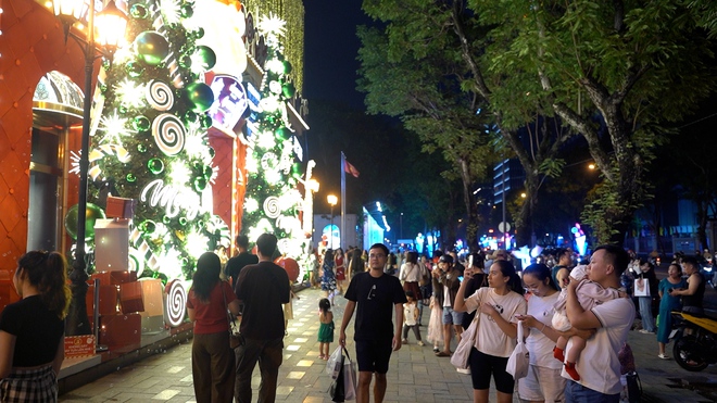 Không khí Giáng sinh tại TP HCM rực rỡ với những con đường trang trí đẹp mắt - Ảnh 10. Không khí Giáng sinh tại TP HCM rực rỡ với những con đường trang trí đẹp mắt - Ảnh 10.