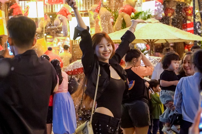 Không khí Giáng sinh tại TP HCM rực rỡ với những con đường trang trí đẹp mắt - Ảnh 9. Không khí Giáng sinh tại TP HCM rực rỡ với những con đường trang trí đẹp mắt - Ảnh 9.