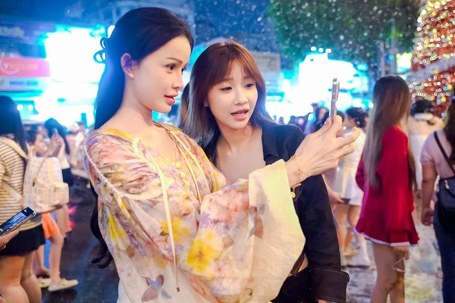 Không khí Giáng sinh tại TP HCM rực rỡ với những con đường trang trí đẹp mắt - Ảnh 5. Không khí Giáng sinh tại TP HCM rực rỡ với những con đường trang trí đẹp mắt - Ảnh 5.