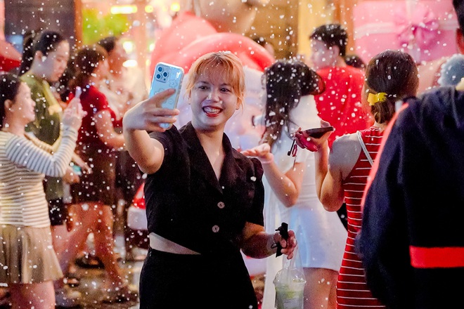 Không khí Giáng sinh tại TP HCM rực rỡ với những con đường trang trí đẹp mắt - Ảnh 4. Không khí Giáng sinh tại TP HCM rực rỡ với những con đường trang trí đẹp mắt - Ảnh 4.