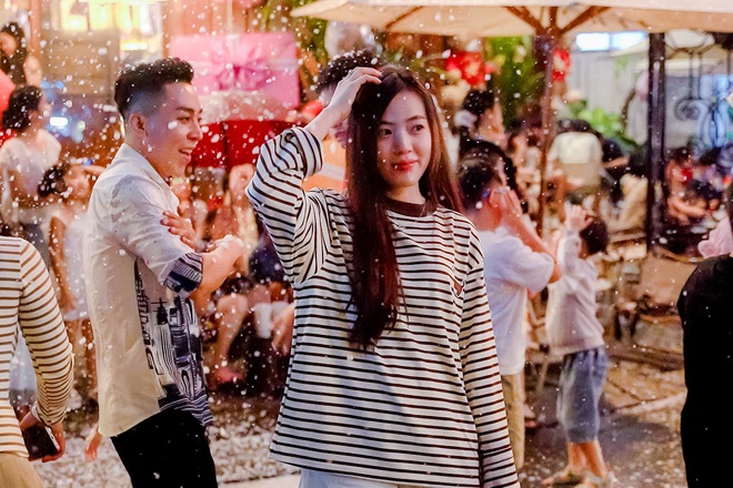 Không khí Giáng sinh tại TP HCM rực rỡ với những con đường trang trí đẹp mắt - Ảnh 6. Không khí Giáng sinh tại TP HCM rực rỡ với những con đường trang trí đẹp mắt - Ảnh 6.