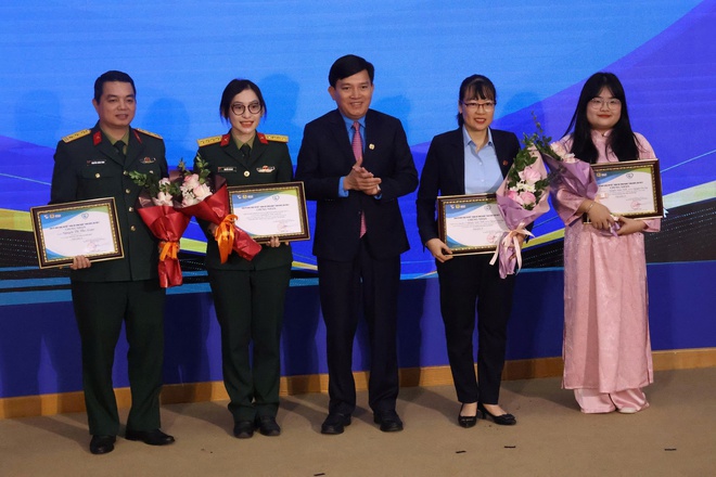 Trao giải cuộc thi viết "Vòng tay công đoàn" lần thứ V  - Ảnh 6.