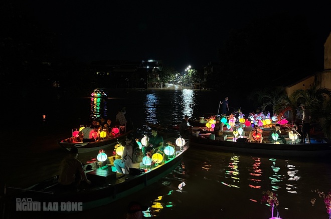 Foreign tourists excited to explore Hoi An ancient town by boat in the flood season - Ảnh 9.