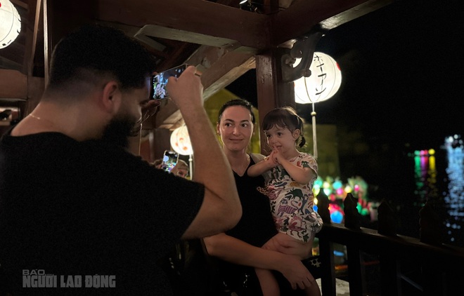 Foreign tourists excited to explore Hoi An ancient town by boat in the flood season - Ảnh 7.