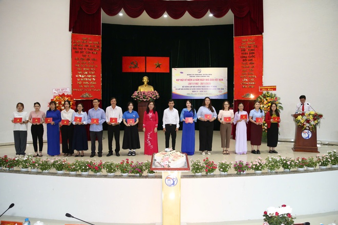 Trung tâm chính trị phường Xuân Hòa kỷ niệm 43 năm Ngày Nhà giáo Việt Nam - Ảnh 3.