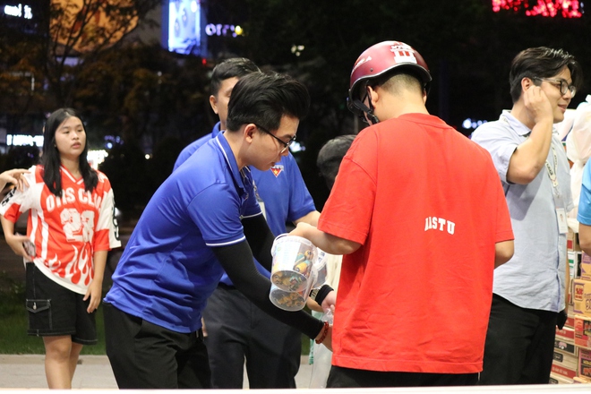 TPHCM không ngủ vì miền Trung thân yêu - Ảnh 4.