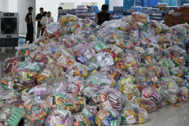 Kêu gọi khẩn cấp tình nguyện viên hỗ trợ tại các điểm tiếp nhận vật phẩm cứu trợ - Ảnh 2.