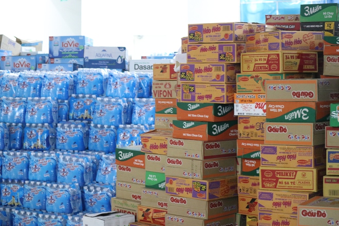 Kêu gọi khẩn cấp tình nguyện viên hỗ trợ tại các điểm tiếp nhận vật phẩm cứu trợ - Ảnh 1.