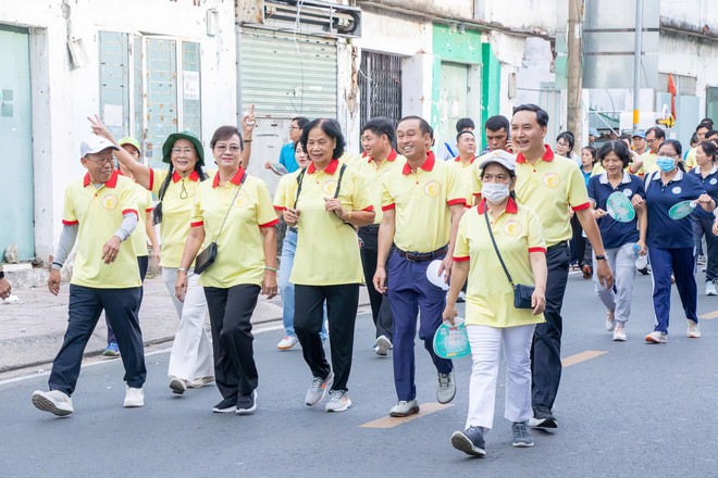 Hơn 2.000 người cùng nhau đi bộ ở phường Thủ Đức - Ảnh 3.