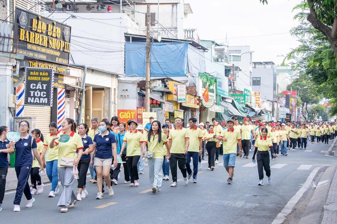 Hơn 2.000 người cùng nhau đi bộ ở phường Thủ Đức - Ảnh 2.