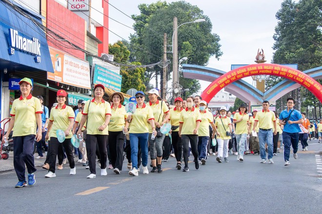 Hơn 2.000 người cùng nhau đi bộ ở phường Thủ Đức - Ảnh 1.